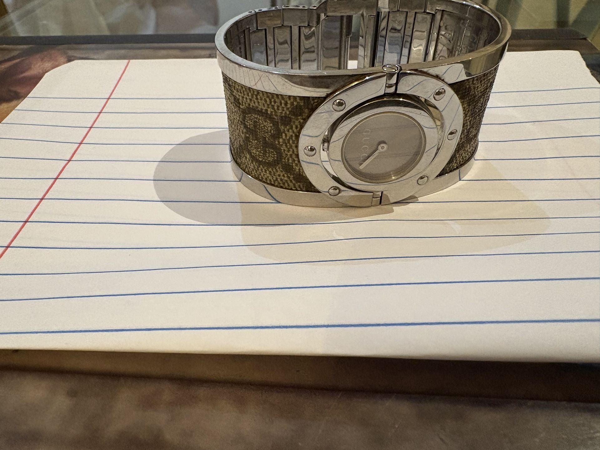 Gucci Women’s Hand Watch Sliver Color