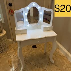White Vanity Makeup Table with Light-Up Mirror (SELLING FOR $20)