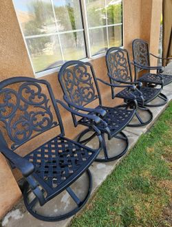4 swivel dining patio chairs/outdoor Furniture/Cash Only