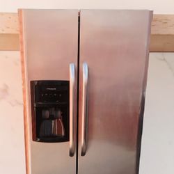 FRIGIDAIRE....REFRIGERATOR FRIDGE EXCELLENT CONDITION AND VERY CLEAN 
