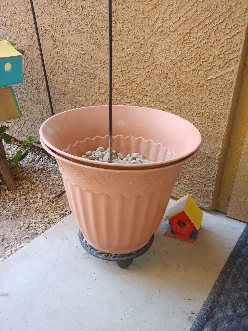 2 large plastic planting pots