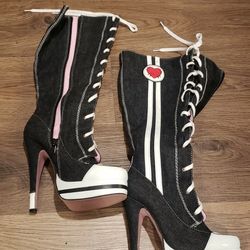 Brand NEW Size 6 converse style boots