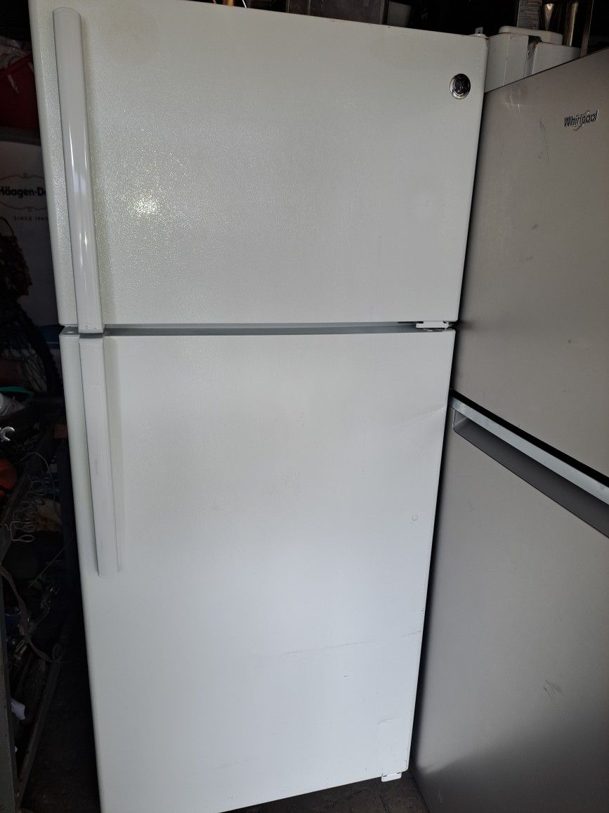 APARTMENT REFRIGERATOR 