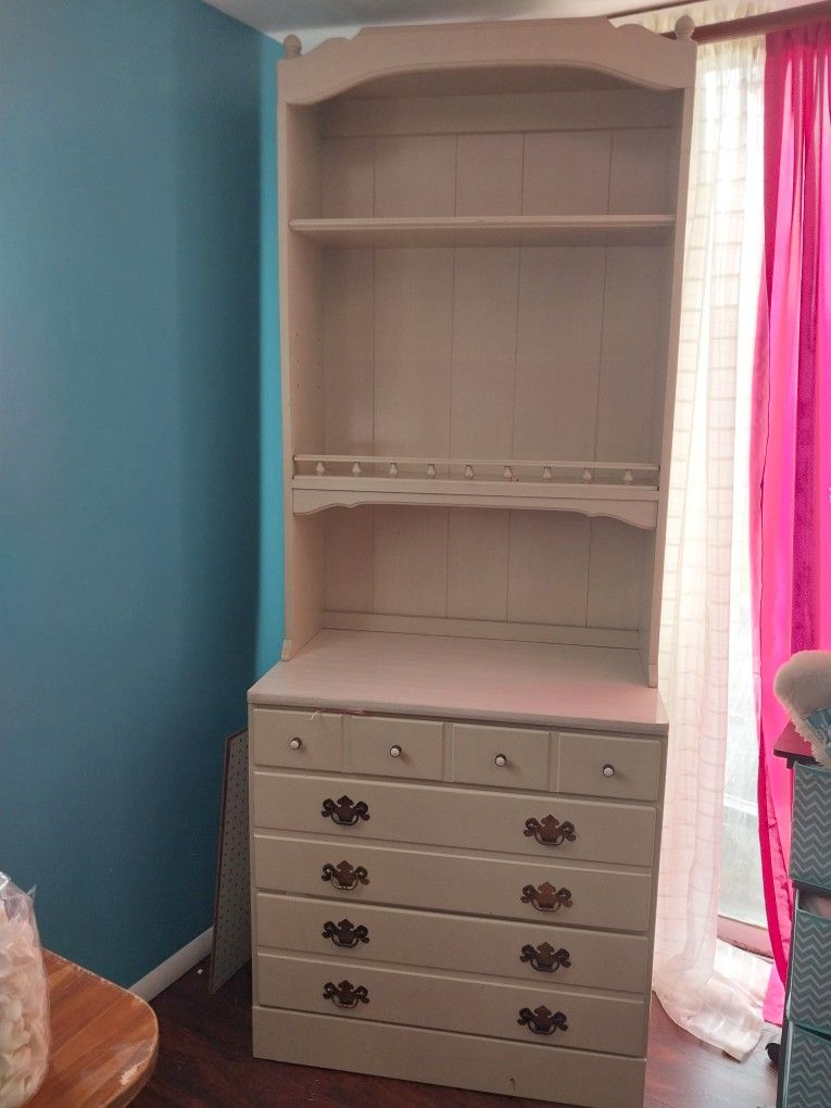 Â Ethan Allen Dresser w/ Hutch