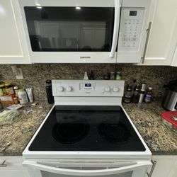 WHITE OVEN & microwave PERFECT CONDITIONS