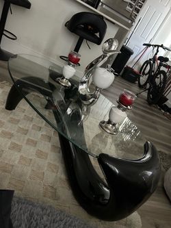Modern middle piece table