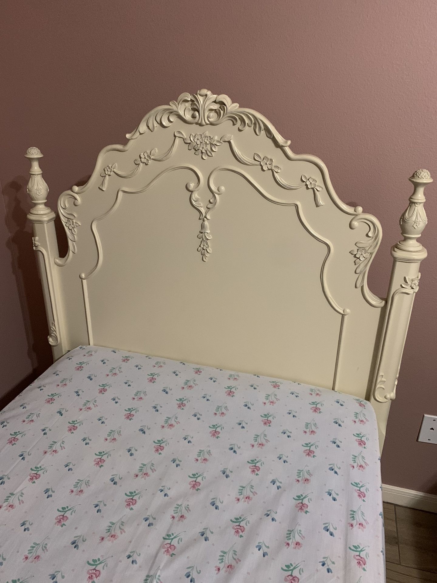 Wooden Twin Size Bed with Matresss