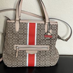 New Coach Zippered Purse 