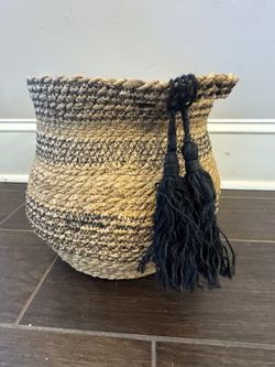 Round Wicker Basket With Black Tassel