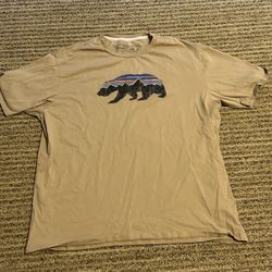 Patagonia Shirt Men Large Tan Organic Cotton Grizzly Bear Crewneck Short Sleeve