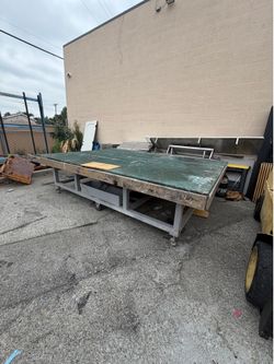 Glass tilt cutting table