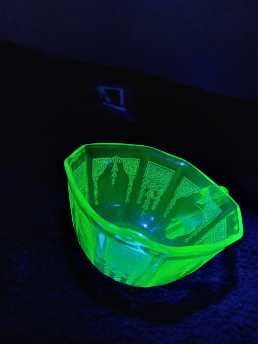 Uranium Octagon Cup With Asain Style Design