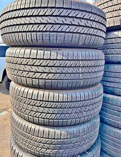 225 60 17 Yokohama tires Con 80% de Vida Las 4