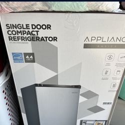 NEW Mini fridge 