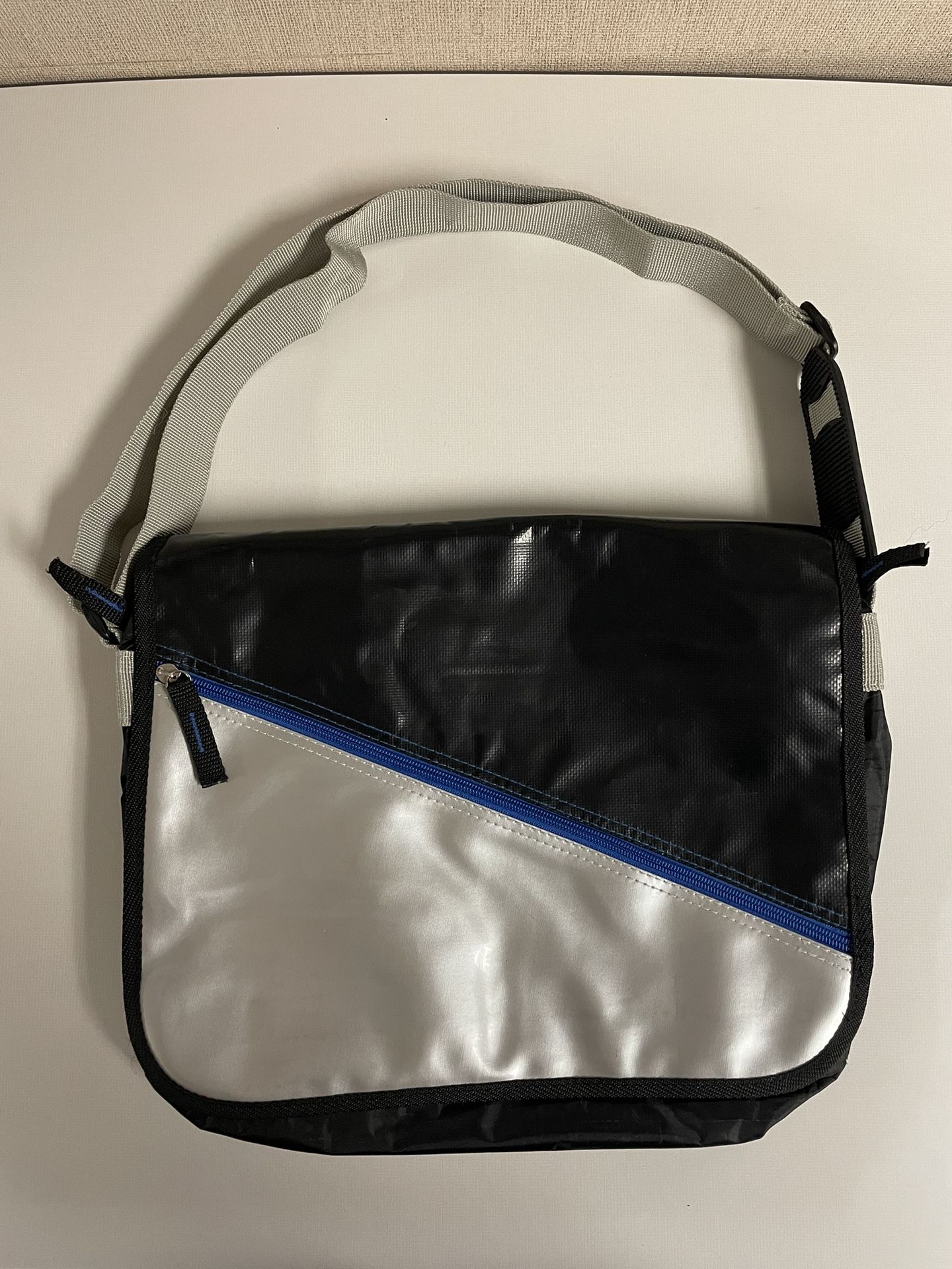Laptop shoulder strap backpack. good condition. approx measures 13 x 12 inches