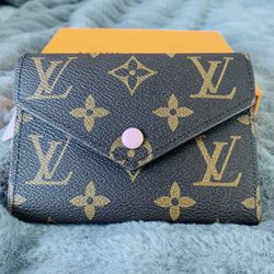LV Wallet top quality comes with dust bag. for Sale in Victorville, CA