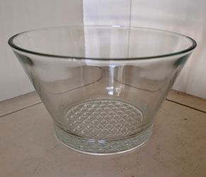 Glass round cone shaped fruit bowl with crystal bottom 7" x 4"