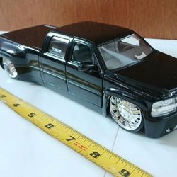 1/24 Scale Diecast 1999 Chevrolet Silverado  Pickup truck Model