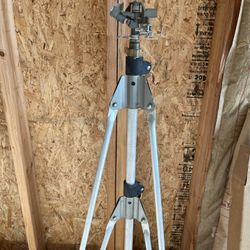 ALUMINUM TRIPOD W/ OSCILLATING SPRINKLERS 