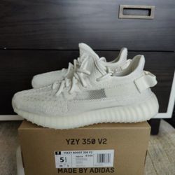 DS Adidas Yeezy 350 V2 Bone Size 5.5