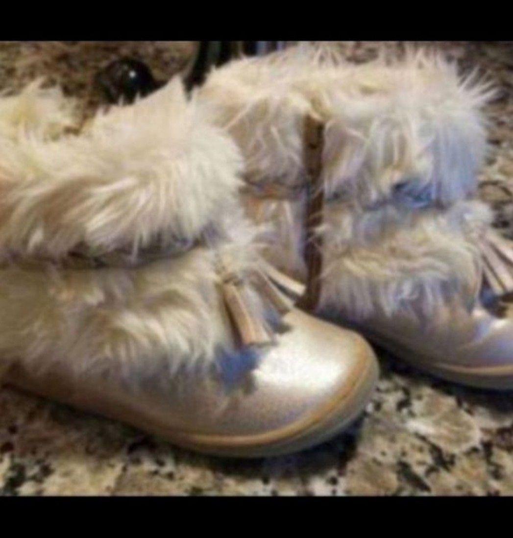 Toddler Girls Furry Boots - Size 7 T