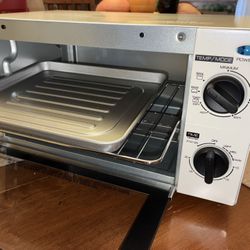 New Americana Classics Toaster Oven