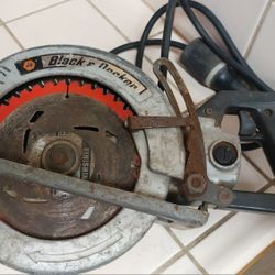 Black & Decker 8 1/4 worm drive saw circular saw USED. TESTED AND WORKING.. blade is lose and needs to be tightened.