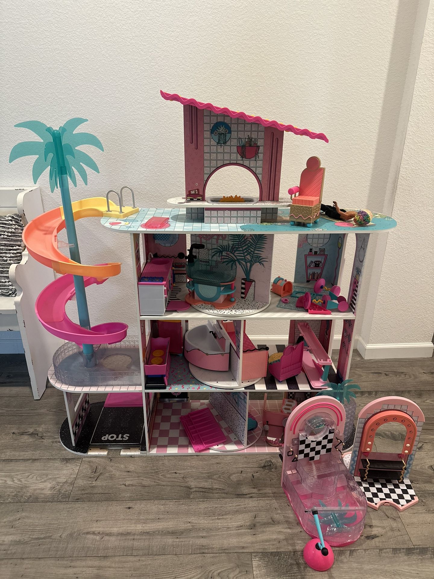 LOL dollhouse & Additional LOL pieces