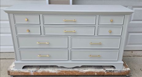 Gorgeous Oak Triple Dresser With 10 Drawers