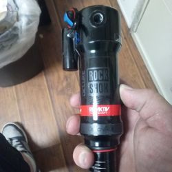 Rock Shox Deluxe RE:AKTIV Thru Shaft 