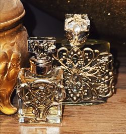 X2 VINTAGE ORNATE BRASS FILIGREE MATSON ORMOLU MINI GLASS PERFUME BOTTLE LOT