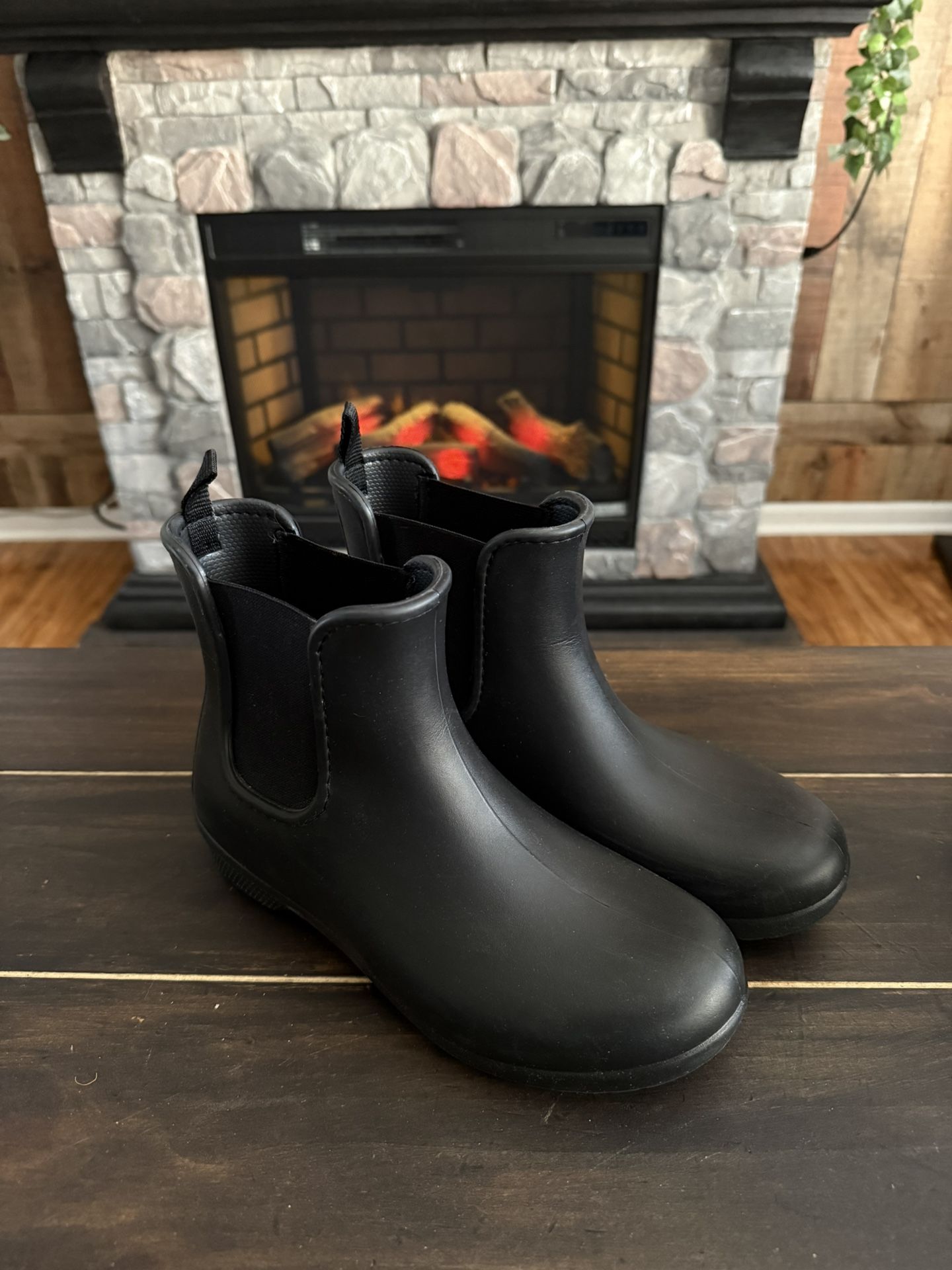 NEW CROCS Chelsea Ankle Boots Black Size 8