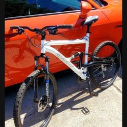 MOUNTAIN BIKE..Brand NEW!!