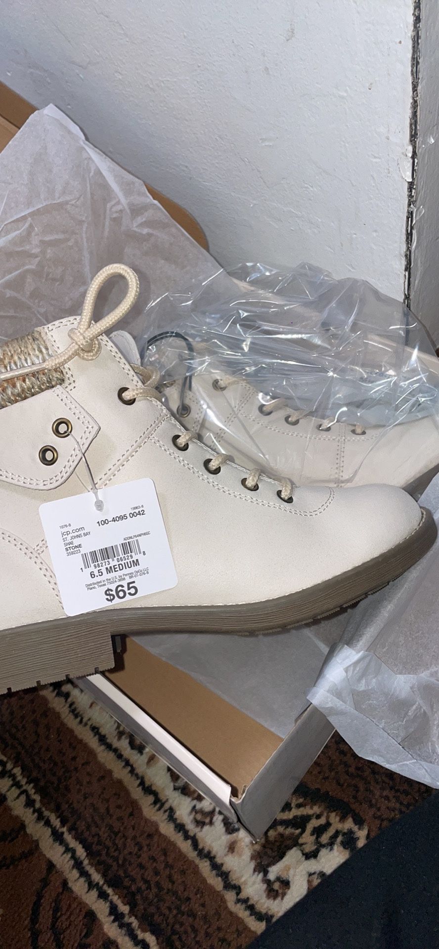 New 6.5 Womans Boots 