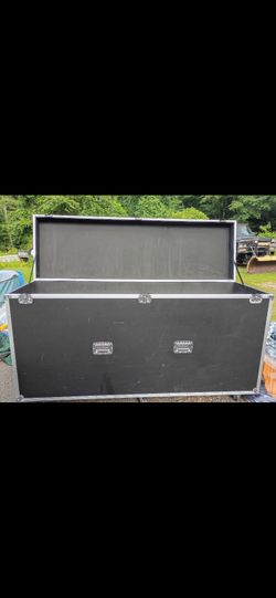 Lockable shipping or storage with 6 wheels and lockable