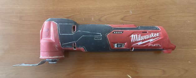 Milwaukee multi-tool 2526-20 ( Hablamos Espanol) 