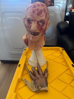 A Niggtmare on Elm Street Mask & Prop Glove