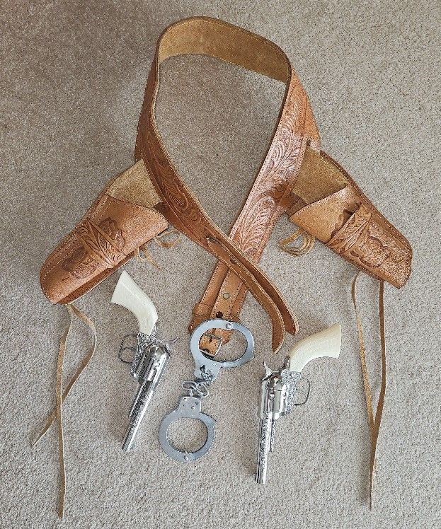 VINTAGE LEATHER WESTERN GUN BELT WITH DOUBLE HOLSTERS MADE IN MEXICO/TOY GUNS/HANDCUFFS