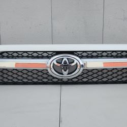 Toyota 4 Runner Front Upper Grill 2010-2013