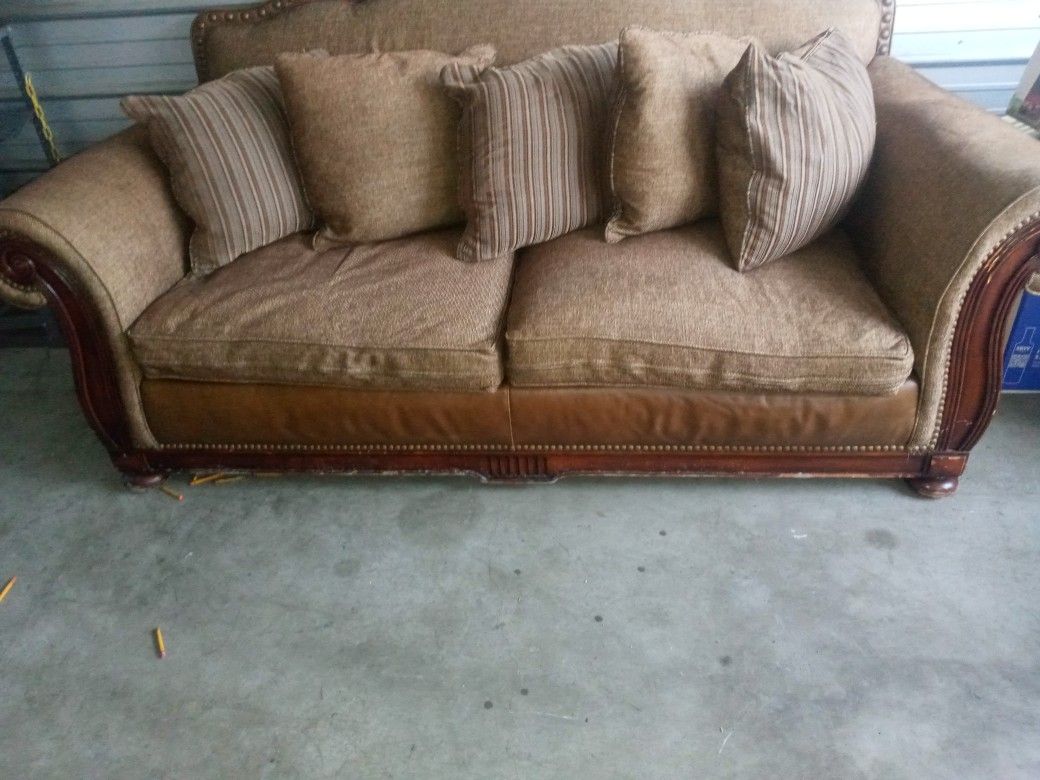 Couch In great shape looks good well taken care of