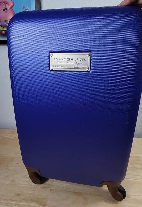 Tommy Hilfiger Wilshire Bigboy 21" Upright Suitcase
