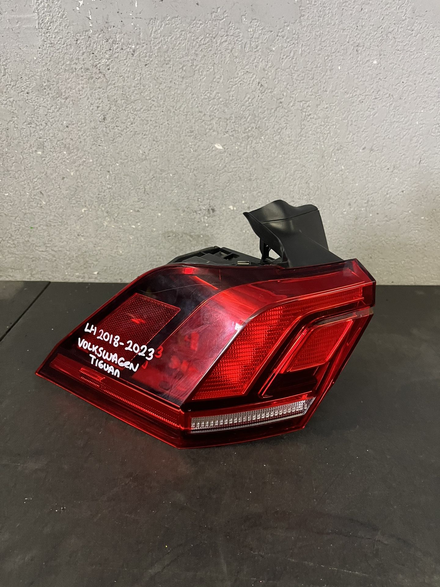 2018-2019-2020-2021-2022-2023 VOLKSWAGEN TIGUAN LEFT TAIL LIGHT OEM USED