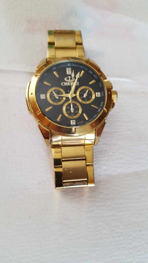 Gold Mens Watch. Needs Battery 