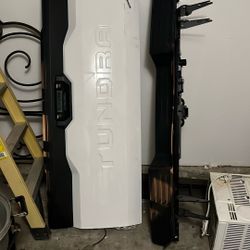 Puerta Trasera De Toyota Tundra 2025 Y El Bumper 