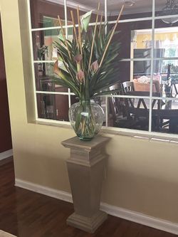 2 Decorative Pedestals With Flowers And Vases