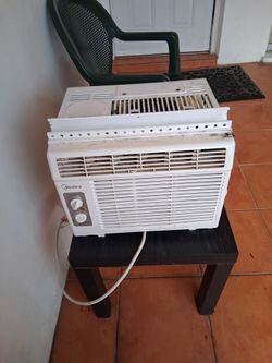AC window unit works good
