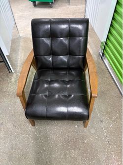 Mid-Century Modern Black Tufted Accent Chair – Wood Frame – Excellent