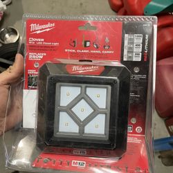 MILWAUKEE M12 LED ROVER FLOOD LIGHT