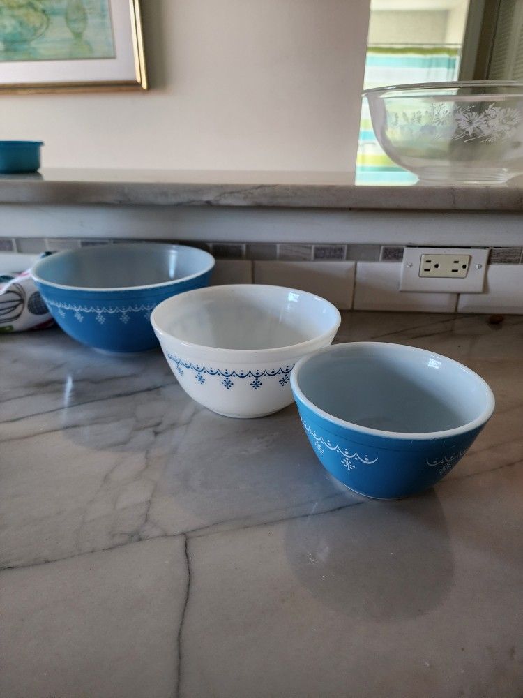 Vintage blue pyrex snowflake Garland design.