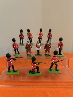 12 Metal British Soldiers